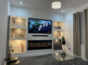 NEW Modern 5 Bedroom House - City Centre - Parking